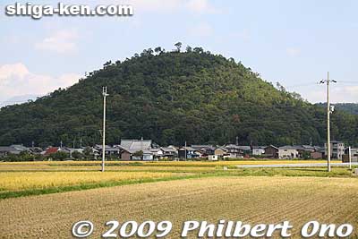One day in 2009, I finally investigated this mountain in Maibara. It's about 2 km from JR Sakata Station on the Hokuriku Line toward Nagahama. You can rent a bicycle at Sakata Station.
Keywords: shiga maibara mt hinade-yama mountain 