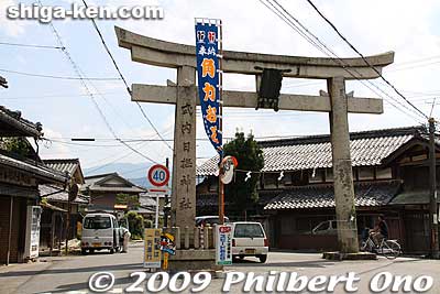 Large torii in the middle of an intersection. It belongs to Hinade Shrine which is on Mt. Hinade.
Keywords: shiga maibara hinade jinja shrine 