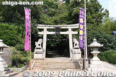 Entrance and torii to Hinade Shrine with banners announcing the sumo festival held on the third Mon. of September in Maibara.
Keywords: shiga maibara hinade jinja shrine shigabestmatsuri