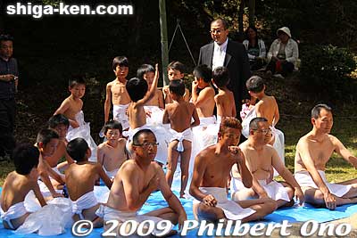 The sumo festival started at 1 pm. They had kids and men on both sides of the sumo ring.
Keywords: shiga maibara hinade jinja shrine sumo odori festival matsuri dance