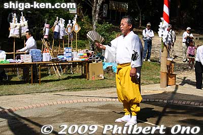 The yobidashi caller calls the name of the sumo wrestler.
Keywords: shiga maibara hinade jinja shrine sumo odori festival matsuri dance