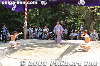 The first match was between these two men who had a piece of paper in their mouths.
Keywords: shiga maibara hinade jinja shrine sumo odori festival matsuri dance