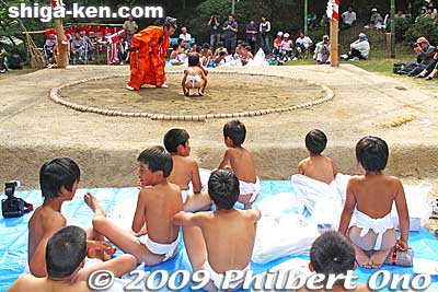The children's sumo were based on age. And they got older.
Keywords: shiga maibara hinade jinja shrine sumo festival matsuri children boys