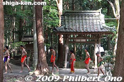 Then they held the dohyo-iri ring-entering ceremony performed by the men.
Keywords: shiga maibara hinade jinja shrine sumo odori festival matsuri dance 
