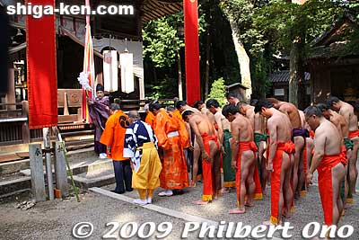 Hinade Shrine's priest blesses the wrestlers.
Keywords: shiga maibara hinade jinja shrine sumo odori festival matsuri dance 