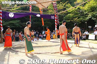 The same men perform the ring-entering ceremony for the east side. There were about 20 men.
Keywords: shiga maibara hinade jinja shrine sumo festival matsuri matsuri9