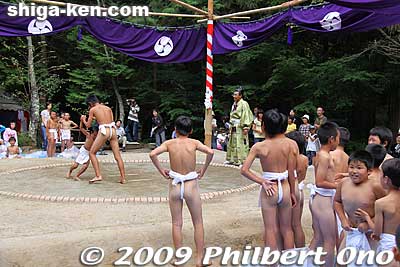 Then for fun, they held random sumo matches regardless of age and size.
Keywords: shiga maibara hinade jinja shrine sumo odori festival matsuri boys
