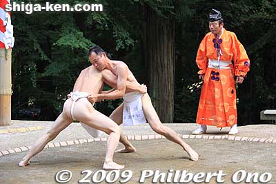 More matches between the men.
Keywords: shiga maibara hinade jinja shrine sumo odori festival matsuri 