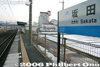 JR Sakata Station platform on Hokuriku Line, between Maibara and Nagahama Stations. Very small station with no station personnel. Train tickets sold by one vending machine.
Keywords: shiga maibara sakata train station