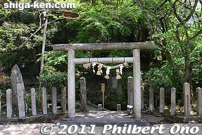 Torii gate to Isame no Shimizu spring waters.
Keywords: shiga maibara samegai-juku stage post town nakasendo road shukuba