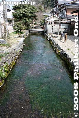 Jizogawa River was also noted for a freshwater fish called hariyo or stickleback. However, researchers have found that the hariyo seems to have become extinct here by May 2010.
Keywords: shiga maibara samegai stage post town nakasendo road station shukuba