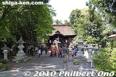 Sakata Shinmeigu Shrine, near JR Sakata Station on the Hokuriku Line. The site of the annual Yakko-buri Procession held on April 29. I saw it in 2010. [url=http://goo.gl/maps/nBZVV]MAP[/url]
Keywords: shiga maibara sakata Shinmeigu Shrine shigabestmatsuri
