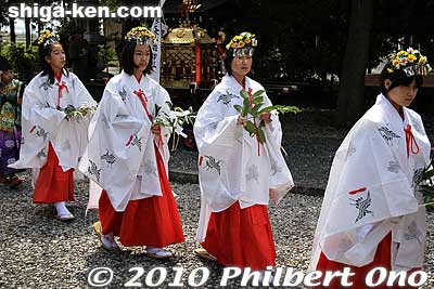 Shrine maiden dancers.
Keywords: shiga maibara sakata Shinmeigu Shrine keri yakko-buri yakko-furi daimyo procession parade festival matsuri 