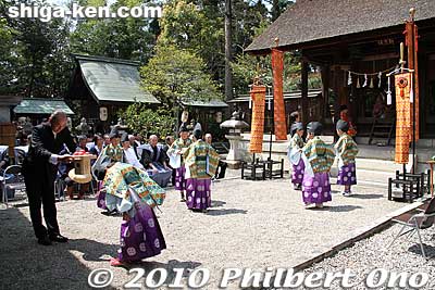 During the ceremony, they passed on the offerings to be placed in the shrine's main hall.
Keywords: shiga maibara sakata Shinmeigu Shrine keri yakko-buri yakko-furi daimyo procession parade festival matsuri 