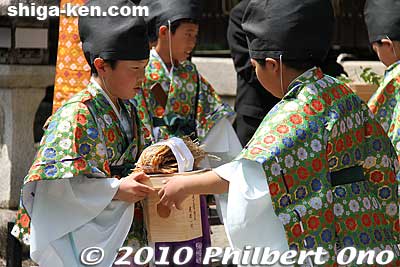 The offerings included fish, vegetables, fruits, etc.
Keywords: shiga maibara sakata Shinmeigu Shrine keri yakko-buri yakko-furi daimyo procession parade festival matsuri 