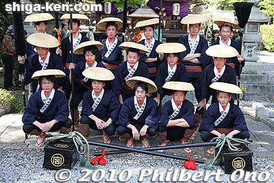 Group photo of the keri yakko-buri men. "Keri" means to kick.
Keywords: shiga maibara sakata Shinmeigu Shrine keri yakko-buri yakko-furi daimyo procession parade festival matsuri 