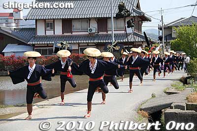 They proceeded along a route within the shrine's neighborhood and Sakata Station. There are 16 of them.
Keywords: shiga maibara sakata Shinmeigu Shrine keri yakko-buri yakko-furi daimyo procession parade festival matsuri 