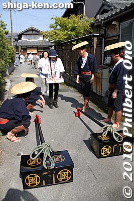 Luggage carriers
Keywords: shiga maibara sakata Shinmeigu Shrine keri yakko-buri yakko-furi daimyo procession parade festival matsuri 