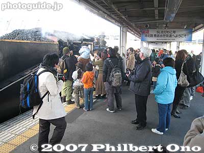 Crowd gathers in front of the locomotive.
Keywords: shiga maibara train station steam locomotive railway
