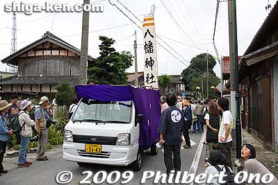 The procession was headed by this small sound truck which had speakers to amplify the sounds. There is also a tall banner reading "Hachiman Jinja."
Keywords: shiga maibara suijo hachiman shrine matsuri festival 