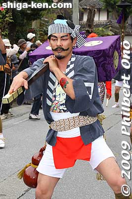 You can see yakko-furi men in samurai processions such as daimyo gyoretsu festivals reenacting the sankin kotai procession.
Keywords: shiga maibara suijo hachiman shrine yakko-furi matsuri festival painting 