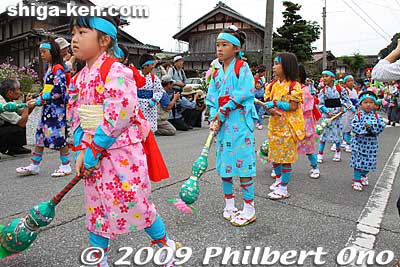 Fukube-furi kids waving a wand attached with a gourd. Small bells were attached to the gourd. ふくべ振り
Keywords: shiga maibara suijo hachiman shrine matsuri festival children 