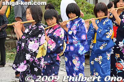 Keywords: shiga maibara suijo hachiman shrine matsuri festival children kimono flute flutists