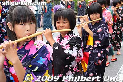 Keywords: shiga maibara suijo hachiman shrine matsuri festival children kimono flute flutists