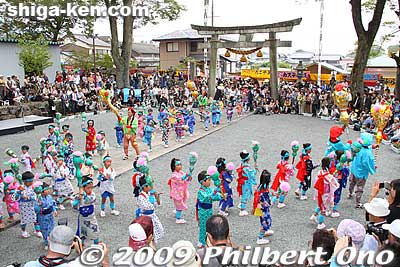 The fukube-furi children gathered on the right.
Keywords: shiga maibara suijo hachiman shrine matsuri festival children 