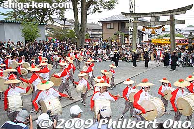 After entering the shrine and drumming for a while, they started to form a circle.
Keywords: shiga maibara suijo hachiman shrine taiko drummers dance odori matsuri festival 