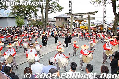 First they danced in a circle.
Keywords: shiga maibara suijo hachiman shrine taiko drummers dance odori matsuri festival 