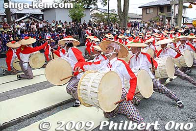 They also had a seated drumming performance.
Keywords: shiga maibara suijo hachiman shrine taiko drummers dance odori matsuri festival 