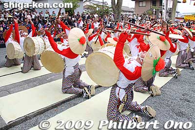 They had quickly spread four strips of straw mats on the ground for the drummers.
Keywords: shiga maibara suijo hachiman shrine taiko drummers dance odori matsuri festival 
