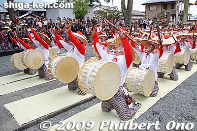 They face the shrine.
Keywords: shiga maibara suijo hachiman shrine taiko drummers dance odori matsuri festival 