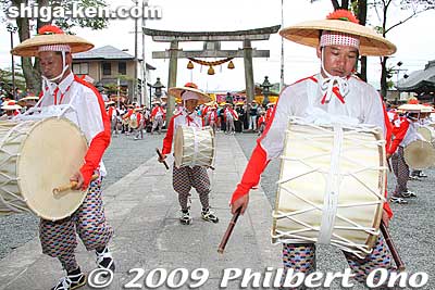 Suijo Hachiman Shrine Taiko Odori dance in Maibara, Shiga.
Keywords: shiga maibara suijo hachiman shrine taiko drummers dance odori matsuri festival matsuri9 shigabestmatsuri