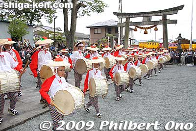 They performed for about an hour and ended at around 4:15 pm. They were scheduled to end at 3:30 pm. Suijo is lucky to have such a great spectacle of a festival.
Keywords: shiga maibara suijo hachiman shrine taiko drummers dance odori matsuri festival 