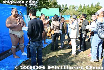 Miyabiyama stands near the entrance gate to sign autographs.
Keywords: shiga maibara sumo exhibition tournament wrestlers rikishi ozumo maibarasumo