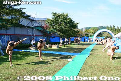 Outside the tent arena was a grassy area where the rikishi warmed up. About 160 rikishi were in the tournament.
Keywords: shiga maibara sumo exhibition tournament wrestlers rikishi ozumo maibarasumo