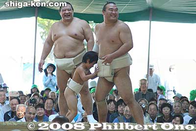 高見盛
Keywords: shiga maibara sumo exhibition tournament wrestlers rikishi ozumo 