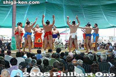 Dohyo-iri Ring-entering ceremony by Juryo wrestlers on the east side.
Keywords: shiga maibara sumo exhibition tournament wrestlers rikishi ozumo