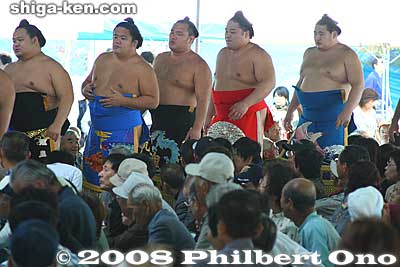 Dohyo-iri Ring-entering ceremony by Juryo wrestlers on the west side.
Keywords: shiga maibara sumo exhibition tournament wrestlers rikishi ozumo 