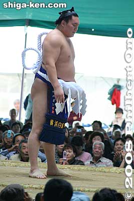 He faced all four directions before stepping down from the ring.
Keywords: shiga maibara sumo exhibition tournament wrestlers rikishi ozumo Yokozuna Hakuho