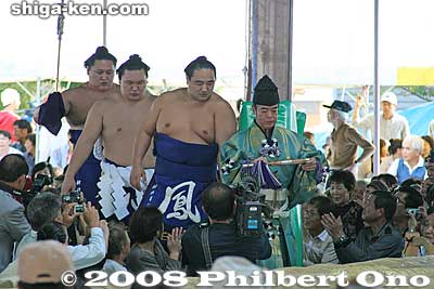 Now the Yokozuna dohyo-iri ring-entering ceremony.
Keywords: shiga maibara sumo exhibition tournament wrestlers rikishi ozumo yokozuna dohyo-iri