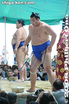 Takamisakari does his robocop routine.
Keywords: shiga maibara sumo exhibition tournament wrestlers rikishi ozumo