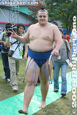 Baruto flashes the peace sign to a photographer.
Keywords: shiga maibara sumo exhibition tournament wrestlers rikishi ozumo japansumo maibarasumo