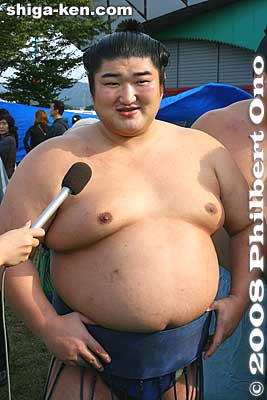 Ozeki Kotomitsuki is interviewed.
Keywords: shiga maibara sumo exhibition tournament wrestlers rikishi ozumo