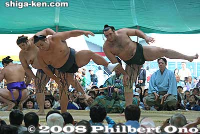 Sanyaku wrestlers: Kotomitsuki, Chiyotaikai, and Kotooshu.
Keywords: shiga maibara sumo exhibition tournament wrestlers rikishi ozumo maibarasumo