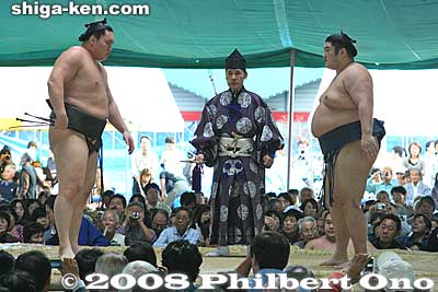 Hakuho vs. Kotomitsuki, the last bout of the day.
Keywords: shiga maibara sumo exhibition tournament wrestlers rikishi ozumo maibarasumo