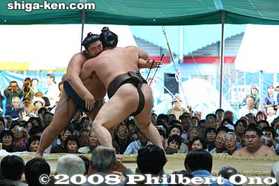 Hakuho vs. Kotomitsuki
Keywords: shiga maibara sumo exhibition tournament wrestlers rikishi ozumo maibarasumo