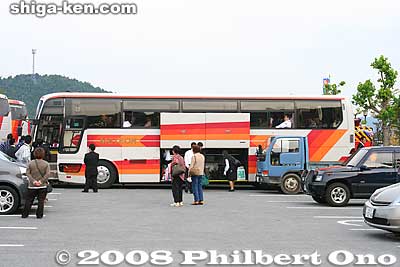 After it ended, the wrestlers rode on these buses. The next stop was Kyoto. Their autumn exhibition tour lasting till Oct. 26 would then take them to Tokushima, Kochi, Okayama, Shimane, Tottori, Hiroshima, and Yamaguchi Prefectures.
Keywords: shiga maibara sumo exhibition tournament wrestlers rikishi ozumo